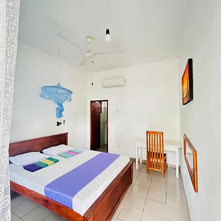 White House & Sea Food Restaurant Hostel Hikkaduwa Buitenkant foto