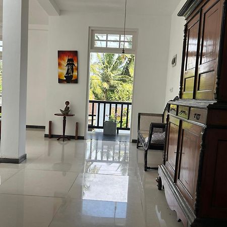 White House & Sea Food Restaurant Hostel Hikkaduwa Buitenkant foto