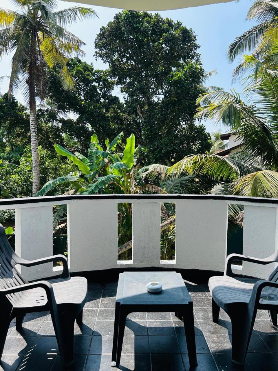White House & Sea Food Restaurant Hostel Hikkaduwa Buitenkant foto