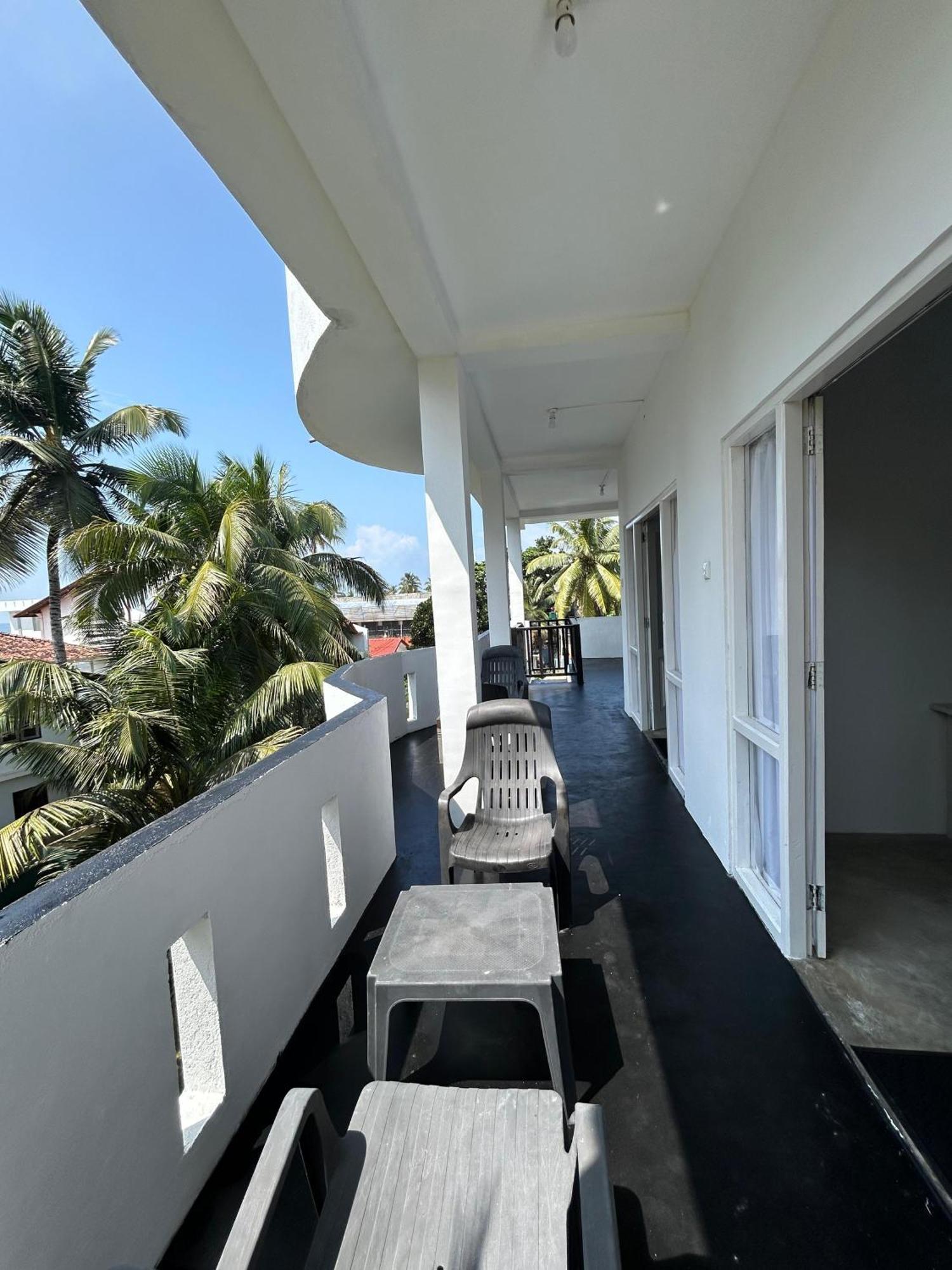 White House & Sea Food Restaurant Hostel Hikkaduwa Buitenkant foto